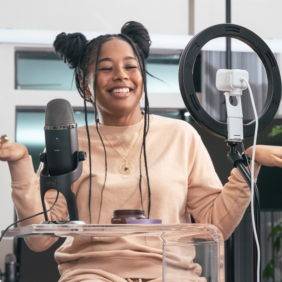 Logitech Stream Cam Off White - Share your passion with Logitech StreamCam.